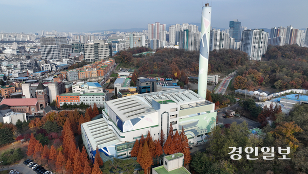 수원시가 오랜 갈등 사안인 영통소각장 이전을 위해 수원 전역 20곳을 검토 중이며 최종 후보지는 내년 지방선거 이후 발표할 예정이다. 사진은 23일 수원시 영통구 자원회수시설. 2025.11.25 /최은성기자 ces7198@kyeongin.com