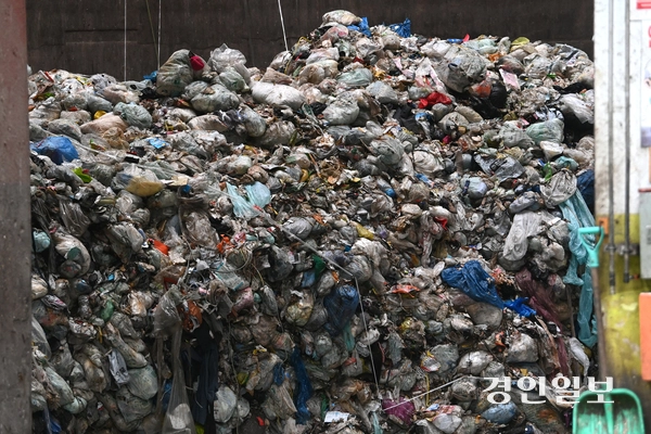 수원시가 오랜 갈등 사안인 영통소각장 이전을 위해 수원 전역 20곳을 검토 중이며 최종 후보지는 내년 지방선거 이후 발표할 예정이다. 사진은 수원시 영통구 자원회수시설에 쓰레기가 산더미처럼 쌓여있는 모습. 2025.7.1 /최은성기자 ces7198@kyeongin.com