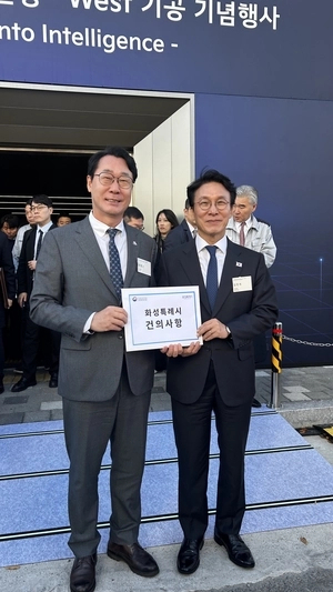 정명근(왼쪽) 화성시장이 김민석 국무총리에게 화성항 건설을 건의하고 있다. /화성시 제공