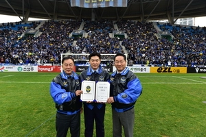 K리그2 우승컵 들어올린 인천 Utd, 내년 K리그1도 ‘윤정환과 동행’