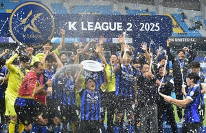 K리그2 우승컵 들어올린 인천Utd 팬들 “사랑한다 인천!”