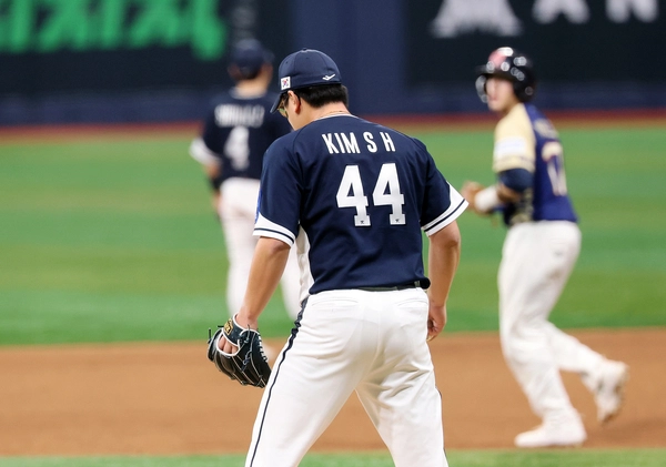 9일 오후 서울 구로구 고척스카이돔에서 열린 ‘2025 네이버 K-BASEBALL 시리즈’ 대한민국과 체코의 평가전. 5회말 볼넷 허용한 김서현이 아쉬워하고 있다. 2025.11.9 /연합뉴스