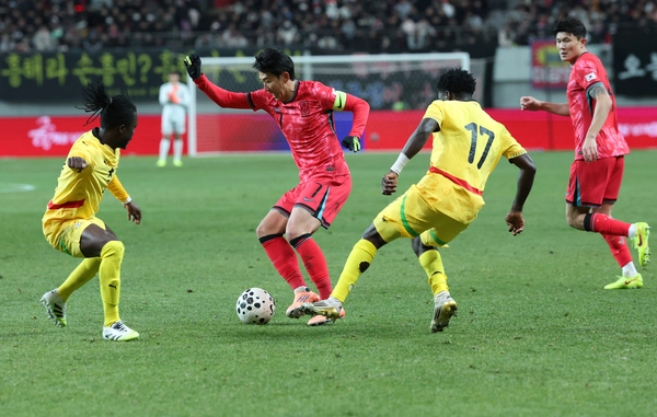 18일 서울 마포구 서울월드컵경기장에서 열린 남자축구 국가대표 A매치 평가전 대한민국과 가나의 경기. 한국 손흥민이 경기를 펼치고 있다. 2025.11.18 /연합뉴스