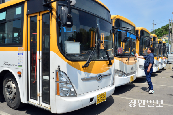 경기도 내 운행 중인 대부분의 마을버스에서 와이파이 서비스가 불가능해 이용객들의 불만을 사고 있다. 사진은 경기도내 한 마을버스 차고지의 모습. /경인일보DB