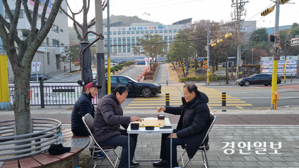 24일 구리바둑협회가 구리시에 바둑 공간을 마련해 줄 것을 요구하며 24일 시청 앞 도로에서 구단식과 길거리 바둑 시위를 하고 있다. 왼편 흑돌은 구리바둑협회 권오풍 전무이사, 백돌은 한국기원 천풍조 기사이사. 2025.11.24 구리/권순정기자 sj@kyeongin.com