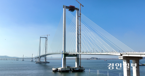 인천 청라국제도시 인근 해상에서 바라본 제3연륙교.  2025.11.12 /조재현기자 jhc@kyeongin.com