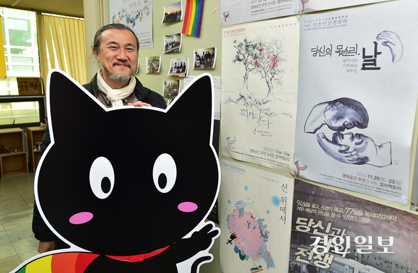 김창길 인천인권영화제 조직위원장은 “인천인권영화제는 30년을 맞아 재정적인 독립과 지속가능한 운영 방안을 모색하고 있다. 3년간 300명의 후원자(키미)를 모집하는 ‘인잇길잇 303’은 지속가능성을 담보하기 위한 중요한 프로젝트”라고 했다. 사진은 김 위원장과 후원자 캐릭터인 ‘키미’ 조형물. /조재현기자 jhc@kyeongin.com