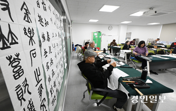 25일 화성시 우정읍주민자치회에서 서예 강의가 운영되는 모습. 2025.11.25 /최은성기자 ces7198@kyeongin.com