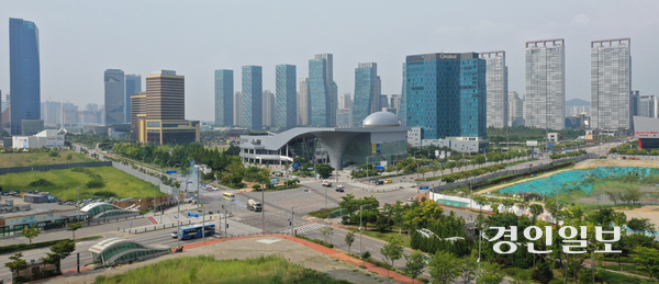 사진은 인천 송도국제도시 인천1호선 인천대입구역에서 바라본 송도국제도시 일대 모습. /경인일보DB