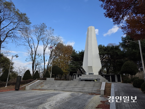 호국영령들을 추모하기 위해 강화읍 견자산 정상부에 세워진 현충탑. 2025.11.21 /정진오기자 schild@kyeongin.com