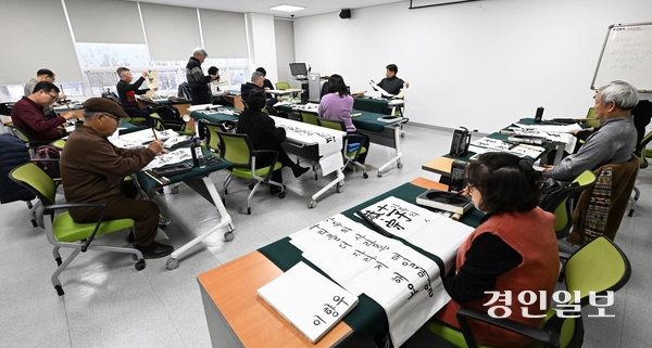 최근 이재명 정부가 법적 근거가 부족해 권고 수준에 그쳤던 주민자치회의 전면 시행을 추진하며 지방분권 강화에 속도를 내고 있다. 25일 화성시 우정읍주민자치회에서 서예 강의가 운영되는 모습. 2025.11.25 /최은성기자 ces7198@kyeongin.com