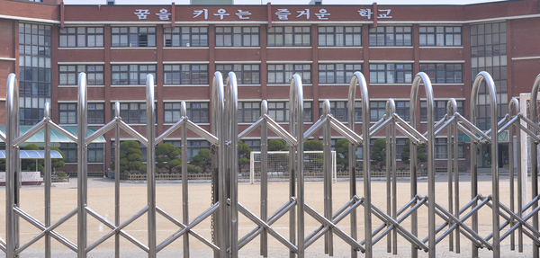 인천시교육청이 내년 1월부터 체육시설을 무료로 개방한다. 이를 두고 교원단체에서는 안전 조치가 선행되지 않는 학교 개방은 학생 안전에 위협이 된다며 반대 목소리를 내고 있다. 사진은 수도권 내 한 학교가 철문으로 닫긴 모습. 기사와 관련없음. /경인일보DB