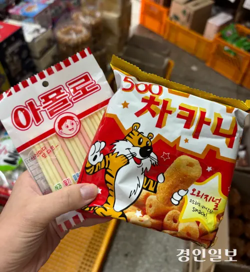 수원시 팔달구 북수동 동광과학교재사 안에서 파는 추억의 과자. /신현정기자 god@kyeongin.com