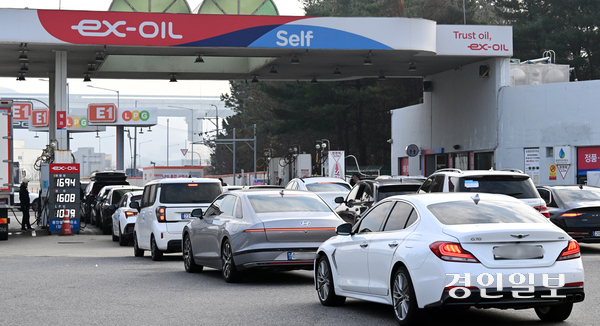 국내 주유소 휘발유와 경유의 주간 평균 가격이 4주 연속 동반 상승세를 보이고 있는 가운데 상대적으로 저렴한 알뜰주유소를 찾는 시민들이 늘고 있다. 26일 오전 영동고속도로 하행선 용인휴게소 알뜰 주유소에서 차량들이 줄지어 주유하고 있다. 2025.11.26 /임열수기자 pplys@kyeongin.com