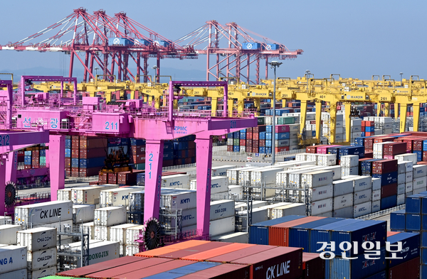 인천 신항에 안정적인 전력 공급을 위한 송전망 사업이 난항을 겪으면서 신항 1-2단계 컨테이너 부두 운영에 차질이 빚어질 수 있다는 우려가 나오고 있다. 사진은 지난 6월 인천 신항 컨테이너 터미널 전경. 2025.6.22 /김용국기자yong@kyeongin.com