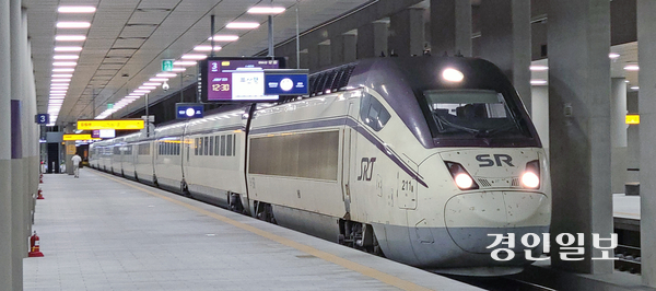 서울 수서역 승강장에 정차된 SRT고속열차. /경인일보DB