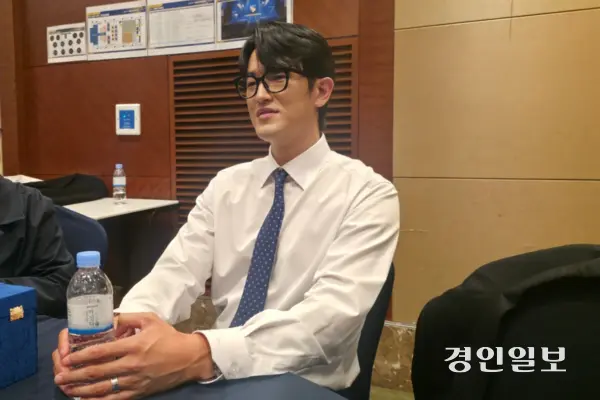 kt wiz 고영표가 지난 24일 서울 롯데호텔 월드 크리스탈볼룸에서 열린 ‘2025 신한 SOL 뱅크 KBO 시상식’에서 투수 수비상을 수상한 뒤 인터뷰하고 있다. 2025.11.24 /이영선기자 zero@kyeongin.com