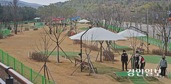 26일 오전 인천시 중구 운북동 미단시티체육공원을 찾은 시민들이 파크골프장을 사용하고 있다. 관리주체인 중구는 체육공원에 관리시설 설치를 추진하고 있지만 소유권자인 인천경제자유구역청이 동의를 하지 않아 갈등을 빚고 있다. 2025.11.26 /조재현기자 jhc@kyeongin.com