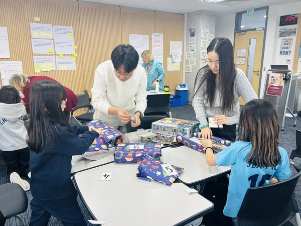 채드윅 국제학교 ‘어린이를 위한 학생들의 비전(Students’ Vision for Children·SVC)’ 동아리 학생들이 보라매보육원 아이들을 위한 크리스마스 선물을 포장하고 있다. /채드윅 국제학교 제공