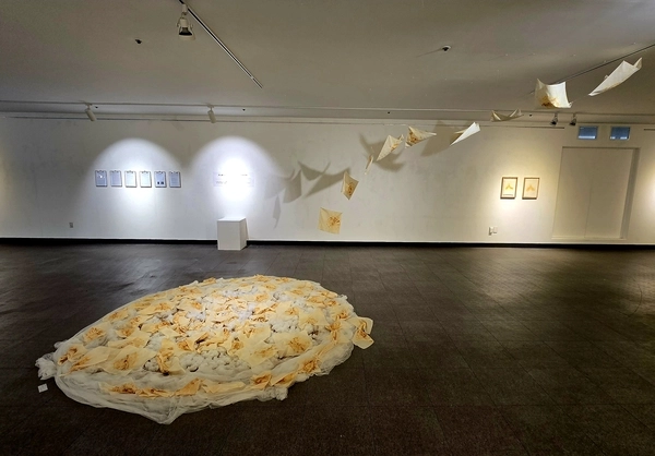 한희선 作 묶다, 풀다, (Tie, Untie), 2025, 108개의 손수건과 솜·거즈·못 녹물 가변설치 /한희선 제공