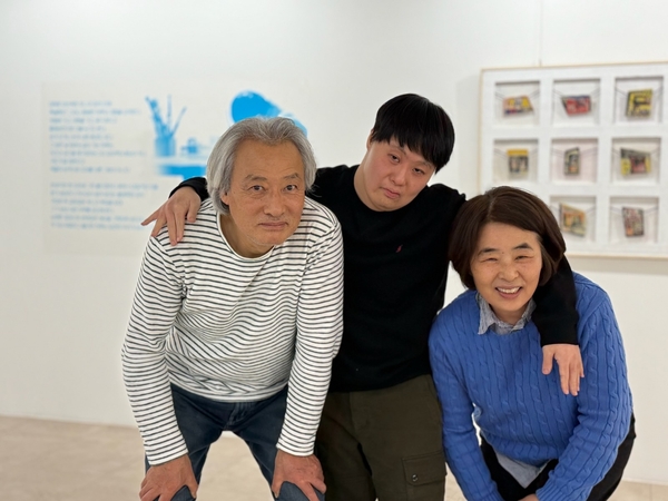 이안욱(가운데) 작가가 26일 자신의 일곱 번째 개인전 ‘귀신고래의 그림일기’에서 부모님과 기념촬영을 하고 있다. /이안욱 작가 부모 제공