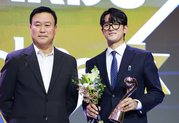 24일 서울 송파구 롯데호텔 월드에서 열린 2025 신한 SOL뱅크 KBO 시상식에서 수비상 투수부문 수상자로 선정된 kt wiz 고영표가 포즈를 취하고 있다. 2025.11.24 /연합뉴스