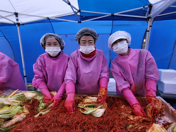 사단법인 경기도여성단체협의회가 27일 경기여성의전당 앞에서 ‘사랑의 김장 나눔’ 행사를 개최했다. /경기도여성단체협의회 제공.
