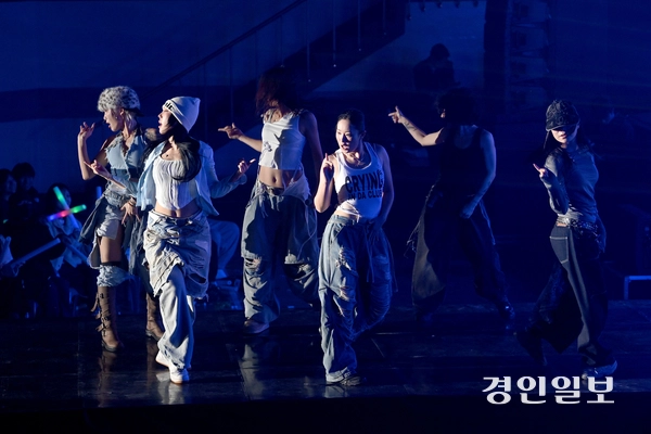 댄스 그룹 팀 코카앤버터가 역동적인 퍼포먼스로 무대를 장악하고 있다. 2025.11.27 /최은성기자 ces7198@kyeongin.com