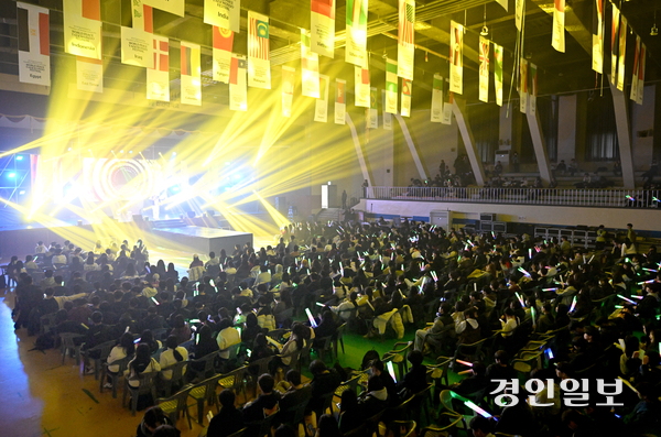 27일 오후 의정부시 신한대학교 체육관에서 2025 푸른별콘서트가 화려하게 펼쳐지고 있다. 2025.11.27 /최은성기자 ces7198@kyeongin.com