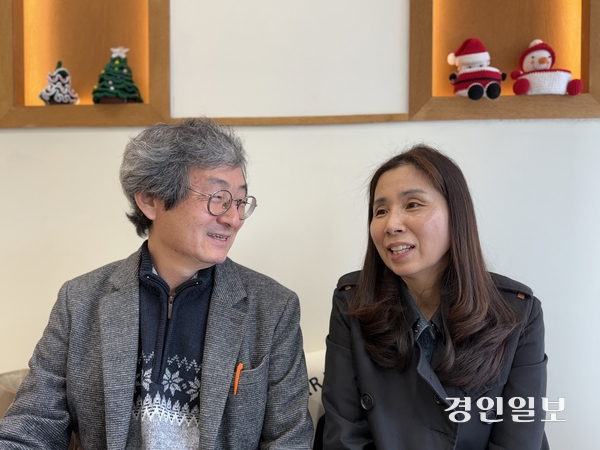 지난 27일 인천 부평구 청리단길에 있는 한 카페에서 지창영(왼쪽), 옥효정 시인이 서로의 시 중에서 좋아하는 시를 꼽아 이야기하고 있다. 2025.11.27 /박경호기자 pkhh@kyeongin.com