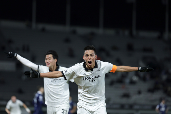 성남FC 후이즈가 27일 목동종합운동장에서 열린 서울 이랜드와의 하나은행 K리그2 2025 준플레이오프에서 골을 넣고 기뻐하고 있다./한국프로축구연맹 제공