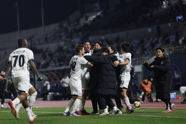 성남FC 선수들이 27일 목동종합운동장에서 열린 서울 이랜드와의 하나은행 K리그2 2025 준플레이오프에서 후이즈가 골을 넣자 함께 기뻐하고 있다./한국프로축구연맹 제공