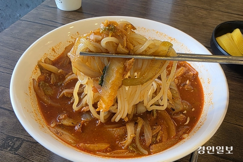 담백한 국물, 쫄깃한 면발, 달달한 채소의 완벽한 밸런스. /황성규기자 homerun@kyeongin.com