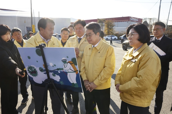 28일 오후 안성 거점소독시설에서 김동연 경기도지사와 윤종군 국회의원, 김보라 안성시장이 초동 방역 상황을 점검하고 있다. 2025.11.28 /경기도 제공