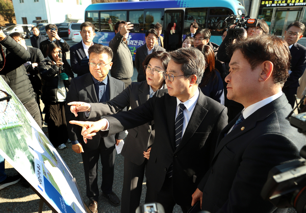 28일 오후 안성시 금광면사무소에서 김동연 경기도지사가 동신일반산업단지 조성 부지 관련 현장 보고를 받고 있다. /경기도 제공
