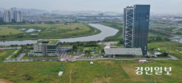 인천시가 추진 중인 ‘커넥티드카 무선통신·사이버보안 인증사업’ 관련 예산이 정부 예산안에 포함됐다. 청라로봇랜드에 이 사업을 유치하기 위한 과정이 최종 과제로 남아 있다.사진은 청라로봇랜드의 전경. /경인일보DB