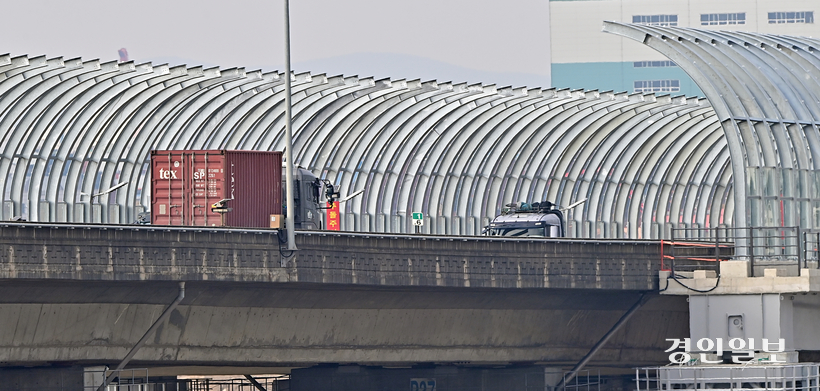 인천 제2경인고속도로 용현~학익 구간의 약 1.5㎞ 길이 방음터널 중 일반공법으로 먼저 시공 중인 현장. 2025.11.26 /조재현기자 jhc@kyeongin.com