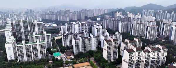 예비사업시행자 지정과 특별정비계획안 초안 제출을 완료하며 재건축 사업을 본궤도에 올려놓은 평촌신도시 선도지구 샘마을(A-19블록) 아파트단지 전경. 2025.7.7 /경인일보DB