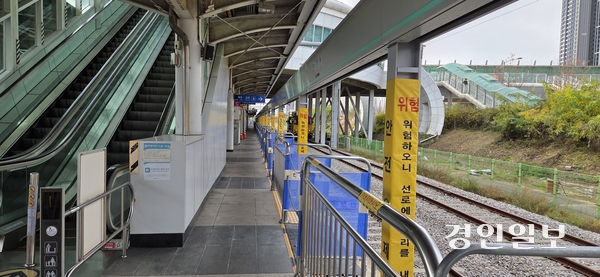 국가철도공단이 경의중앙선 파주 운정역 승강장에서 스크린도어 설치 공사를 하고 있다. 2025.11.30 파주/이종태기자dolsaem