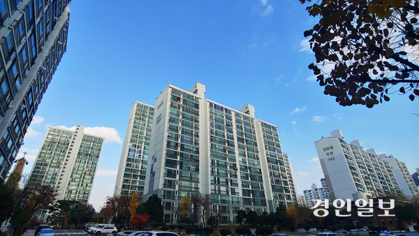 예비사업시행자 지정과 특별정비계획안 초안 제출을 완료하며 재건축 사업을 본궤도에 올려놓은 평촌신도시 선도지구 샘마을(A-19블록) 아파트단지 모습. 2025.11.28 안양/박상일기자 metro@kyeongin.com