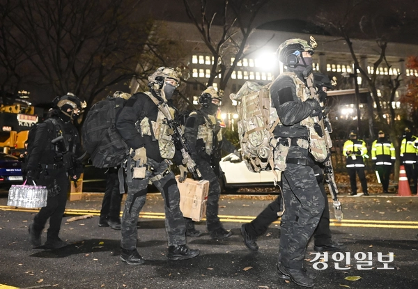 서울 국회에서 열린 본회의에서 비상계엄 해제가 의결되자 중무장한 계엄군 병력이 철수하고 있다. /경인일보DB