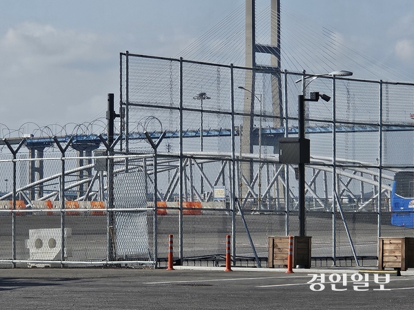 서해대교 아래 평택당진항 국제여객터미널의카페리(여객)부두. 1천400억여 원을 들여 지난해 12월 문을 열었지만 운영이 멈춰있다. 평택/김종호기자 kikjh@kyeongin.com