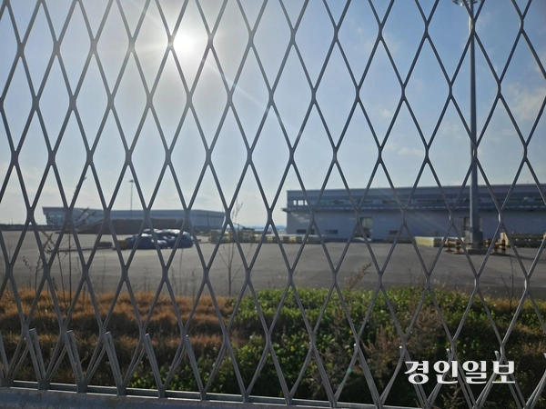 평택당진항 국제여객터미널 카페리(여객)부두 컨테이너 야적장(CY).  오른쪽에서는 장치장 설치 공사가 진행되고 있으며 왼쪽에는 국제여객터미널 건물이 보인다. 평택/김종호기자 kikjh@kyeongin.com