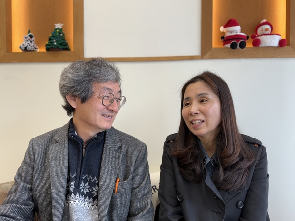 지창영(왼쪽), 옥효정 시인은 서로 첫 번째 독자이자 문학적 동반자로 영향을 주고받고 있다고 말했다. 2025.11.27 /박경호기자 pkhh@kyeongin.com