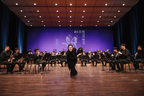 경기아트센터 일대에서 제1회 경기배리어프리 페스티벌이 열렸다. 첫 무대를 꾸민 아인스바움윈드챔버의 공연 모습. /경기아트센터 제공