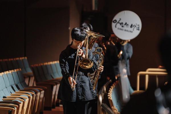 지난 24일부터 30일까지 경기아트센터 일대에서 제1회 경기배리어프리 페스티벌이 열렸다. 첫 무대를 꾸민 아인스바움윈드챔버가 객석을 누비고 있다. /경기아트센터 제공