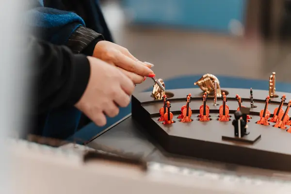 공연 기간 내내 경기아트센터 로비에 마련됐던 미니어처 터치투어. 무대에 오르는 악기와 좌석을 그대로 옮겨온 미니어처다. /경기아트센터 제공