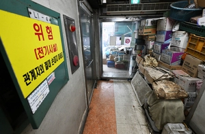 [포토] 전통시장 전기시설앞 ‘불쏘시개’