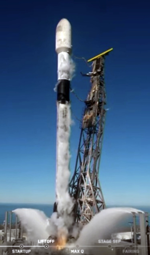 지난 29일 오전 3시44분 미국 캘리포니아 반덴버그 우주군기지에서 ‘경기기후위성 1호기(GYEONGGISat-1)’가 스페이스X의 팰컨9 로켓에 실려 발사되고 있다. 2025.11.29 /경기도 유튜브 화면 캡처