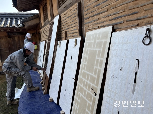정시영 고택에서 경기도문화유산돌봄센터 보수반 직원들이 창호지 교체 작업을 하고 있다. 2025.11.12 /이영지기자 bbangzi@kyeongin.com